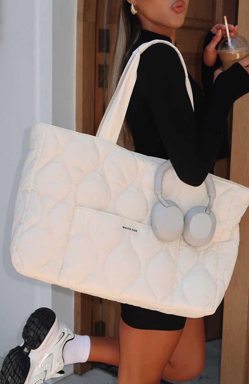 White Fox Always Moving Quilted Tote Bag Cream | SADIVY-407